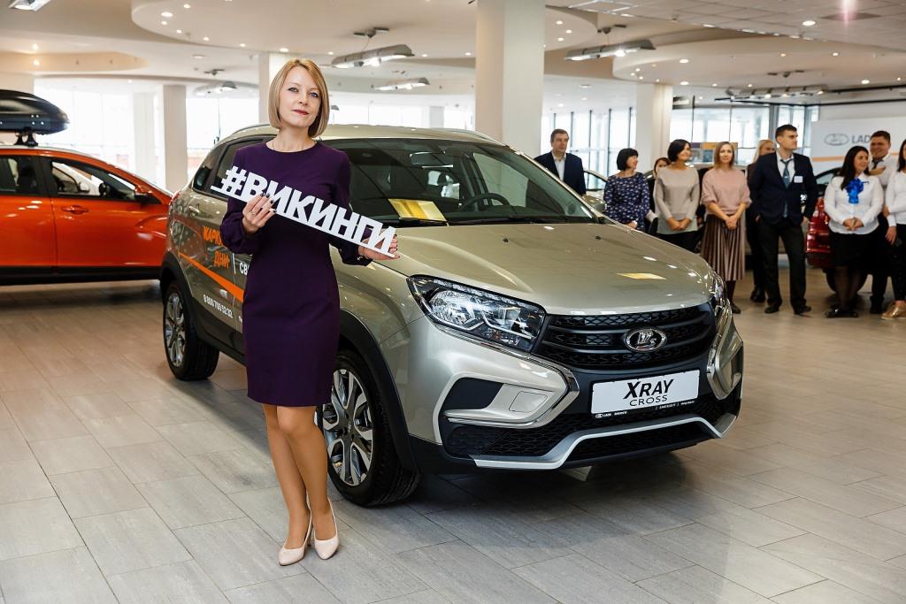 В АВТОСАЛОНЕ ''ВИКИНГИ'' ВРУЧИЛИ ПРИЗОВОЙ АВТОМОБИЛЬ LADA XRAY CROSS победителю АКЦИИ ''ЖАРКИЕ ДНИ LADA''!
