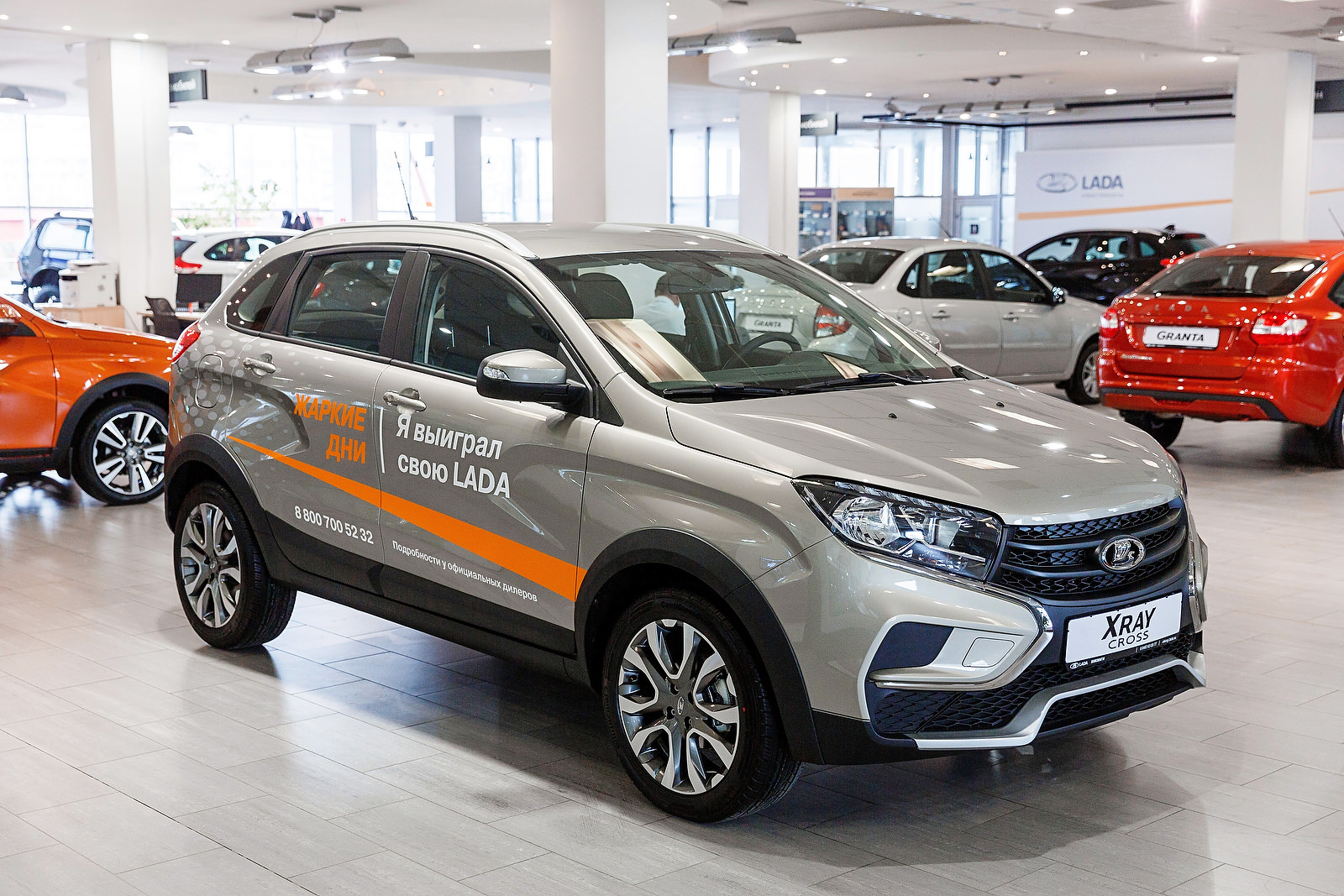 В АВТОСАЛОНЕ ''ВИКИНГИ'' ВРУЧИЛИ ПРИЗОВОЙ АВТОМОБИЛЬ LADA XRAY CROSS победителю АКЦИИ ''ЖАРКИЕ ДНИ LADA''!